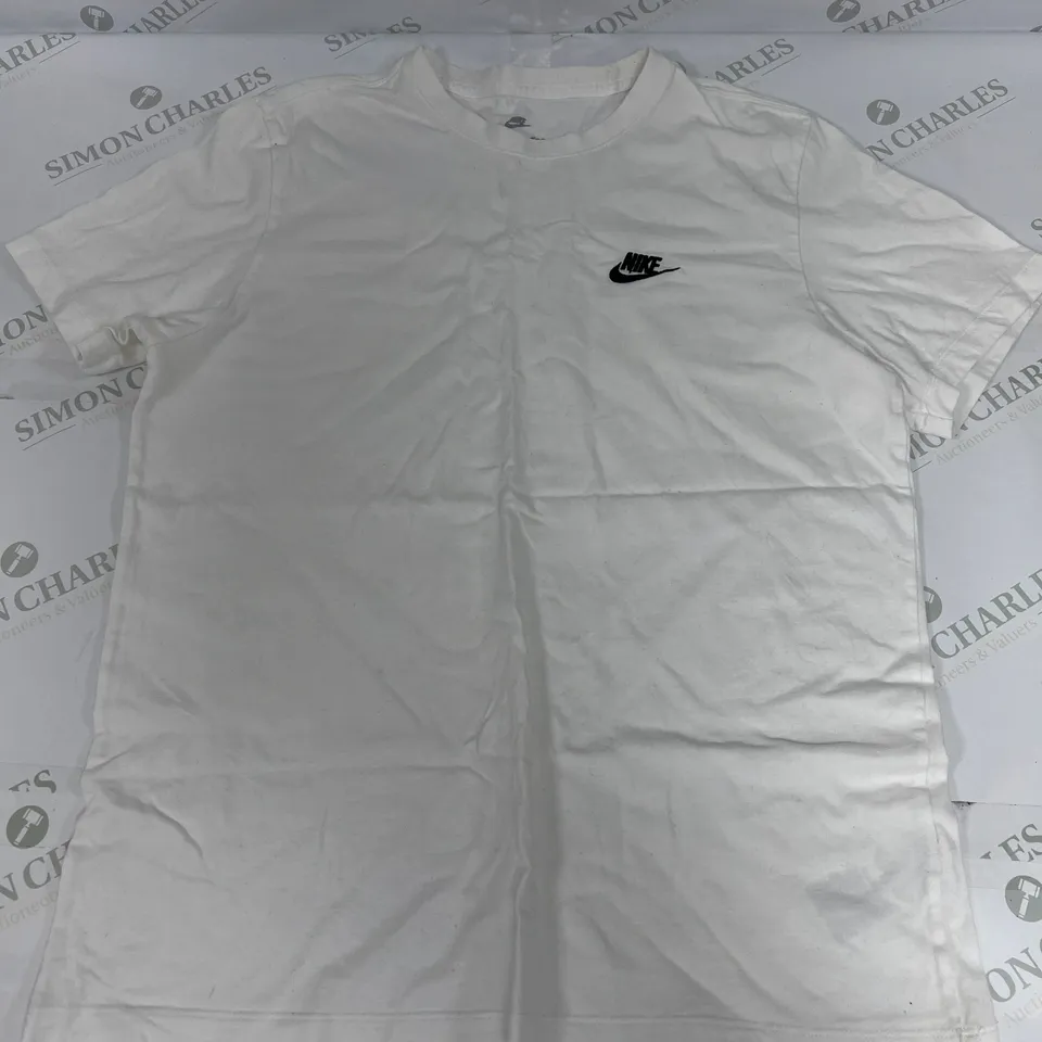 NIKE LOGO SHORT SLEEVED T SHIRT IN WHITE SIZE LARGE