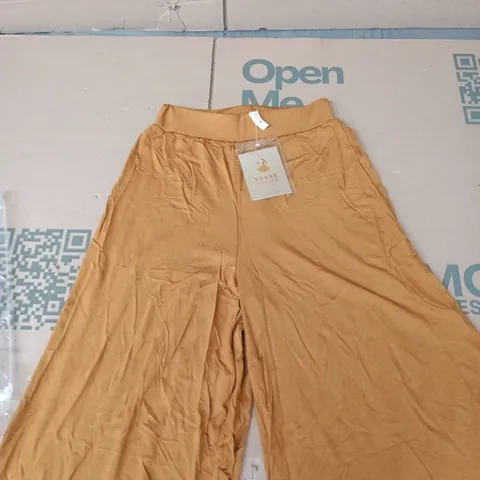 VOGUE DESIGN WOMEN'S CAMEL-COLOUR TROUSERS – TAG ATTACHED