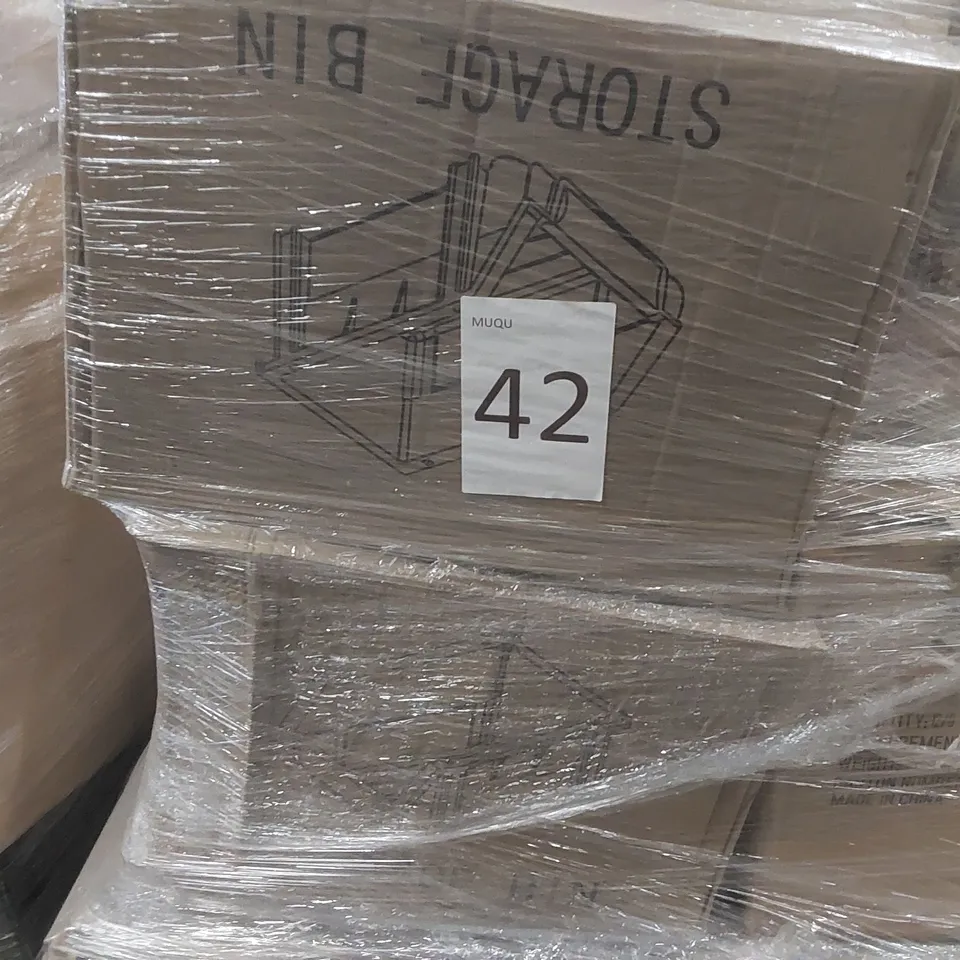 PALLET TO CONTAINING A VERY LARGE QUANTITY OF ASSORTED ITEMS INCLUDING: STORAGE BINS, GLASS JARS, CHRISTMAS TREE STORAGE BAG, BATH BOATS ECT