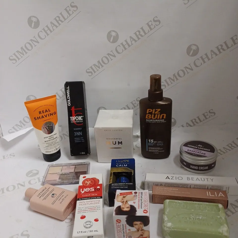 BOX OF APPROXIMATELY 25 ASSORTED HEALTH AND BEAUTY PRODUCTS TO INCLUDE REAL SHAVING COMPANY MOISTURISER, WONDERFUL MUM SCENTED CANDLE, LAVENDER HAND CREAM ETC  