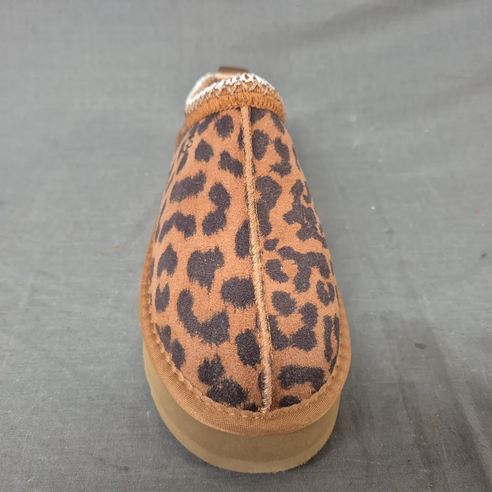 BOXED PAIR OF UGG SHOE SIN ANIMAL PRINT UK SIZE 5