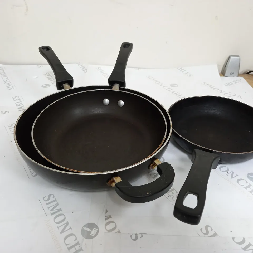 COOKS ESSENTIALS PAN SET