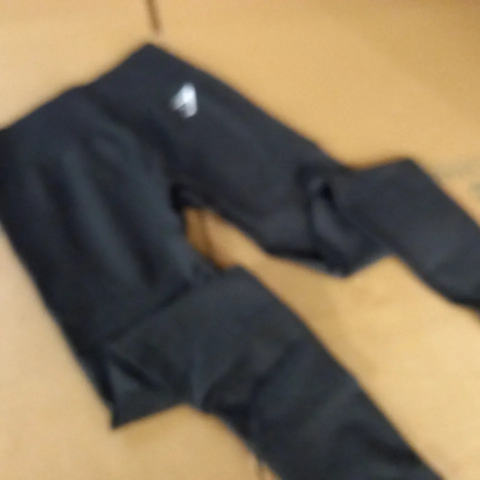 GYMSHARK BLACK TRAINING PANTS - M