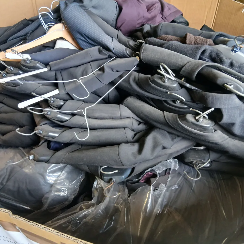 PALLET OF APPROXIMATELY 300 ASSORTED SUITS AND JACKETS TO INCLUDE; BLAKE AND CURRUTHERS, WOOLMARK BLEND, STVDIO JEFF BANKS AND M&S