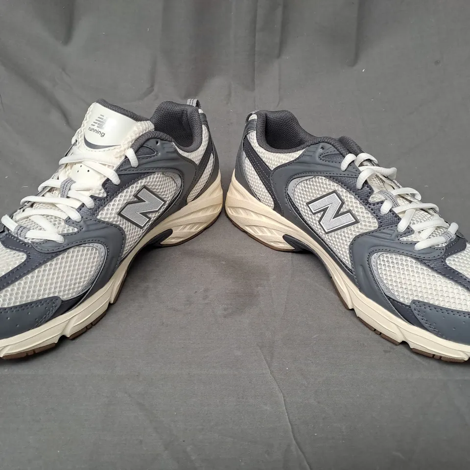 BOXED PAIR OF NEW BALANCE 530 TRAINERS IN GREY/OFF WHITE UK SIZE 8.5