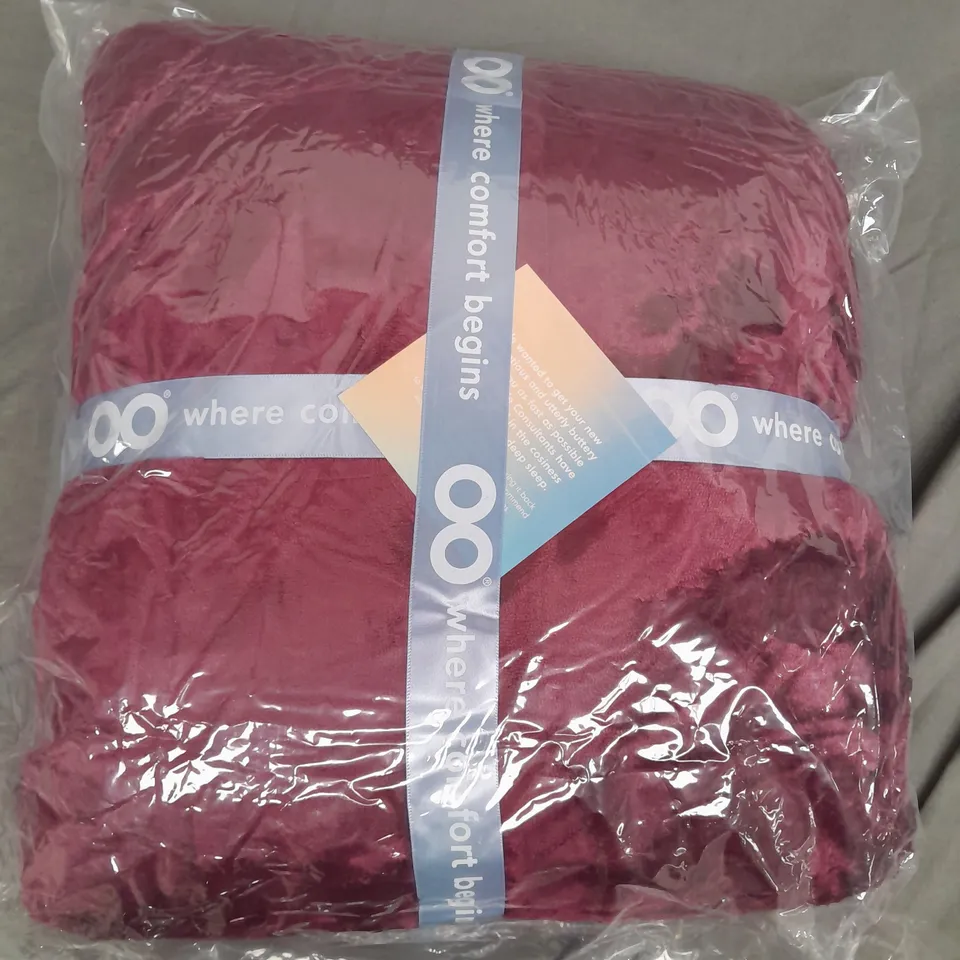 OODIE HOODED OVERSIZED BLANKET - CRUSHED BERRY COLOUR