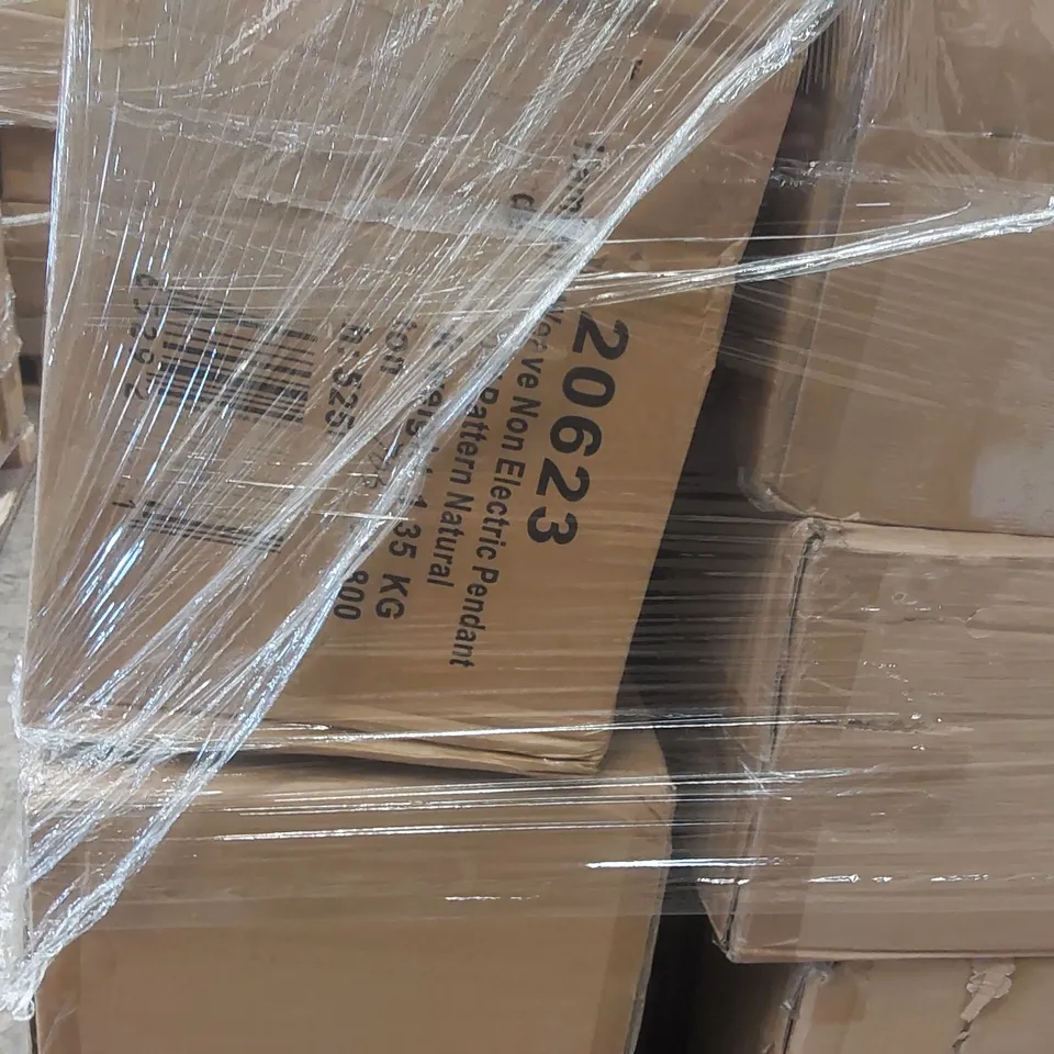 PALLET CONTAINING A VERY LARGE QUANTITY OF HOME LIGHTING PRODUCTS