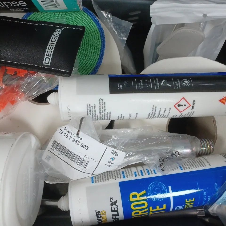 APPROXIMATELY 10 ASSORTED HOUSEHOLD ITEMS TO INCLUDE COCKTAIL PICKS, PEN SET, ETC