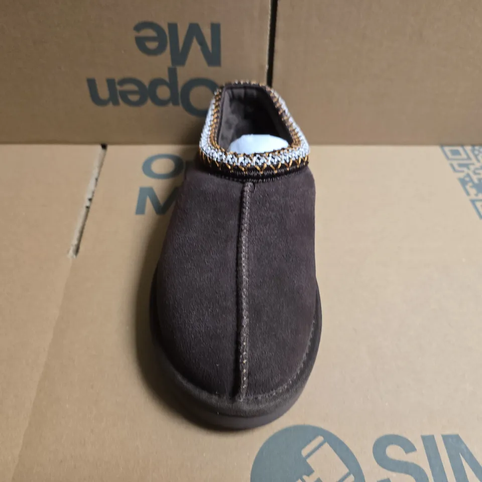 UNBOXED PAIR OF KUWANS WOMENS CLASSIC SHQHT STUDI IN DARK BROWN - SIZE 38