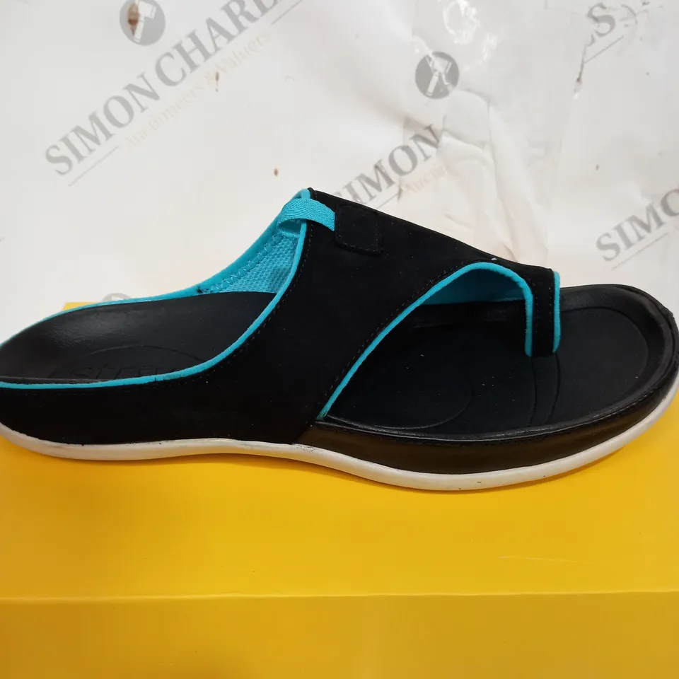 BOXED STRIVE BLACK BLUESTRIPE SANDALS SIZE 6