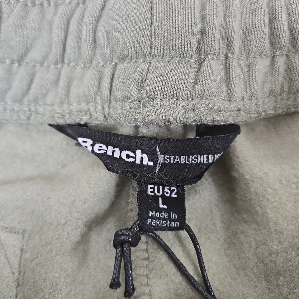 BENCH. SHORTS – SIZE L (EU 52)