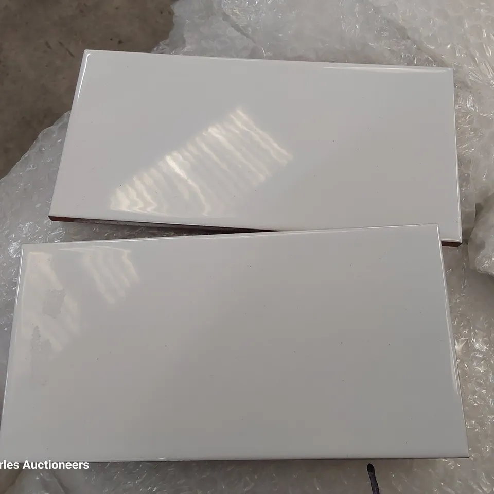 PALLET OF APPROXIMATELY 250 FLAT GLOSS WHITE TILES EACH10 × 20cm TOTAL 5 sq m