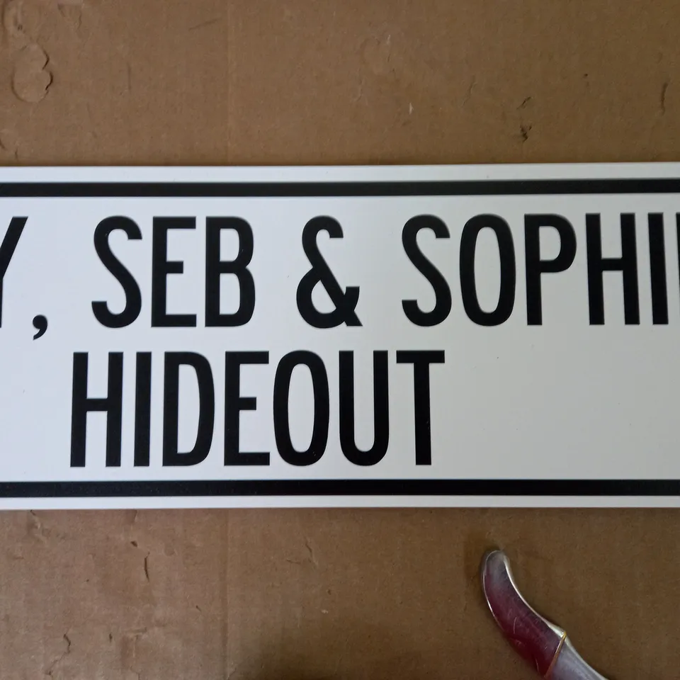 PERSONALISED VINTAGE ROAD SIGN RRP £21.99