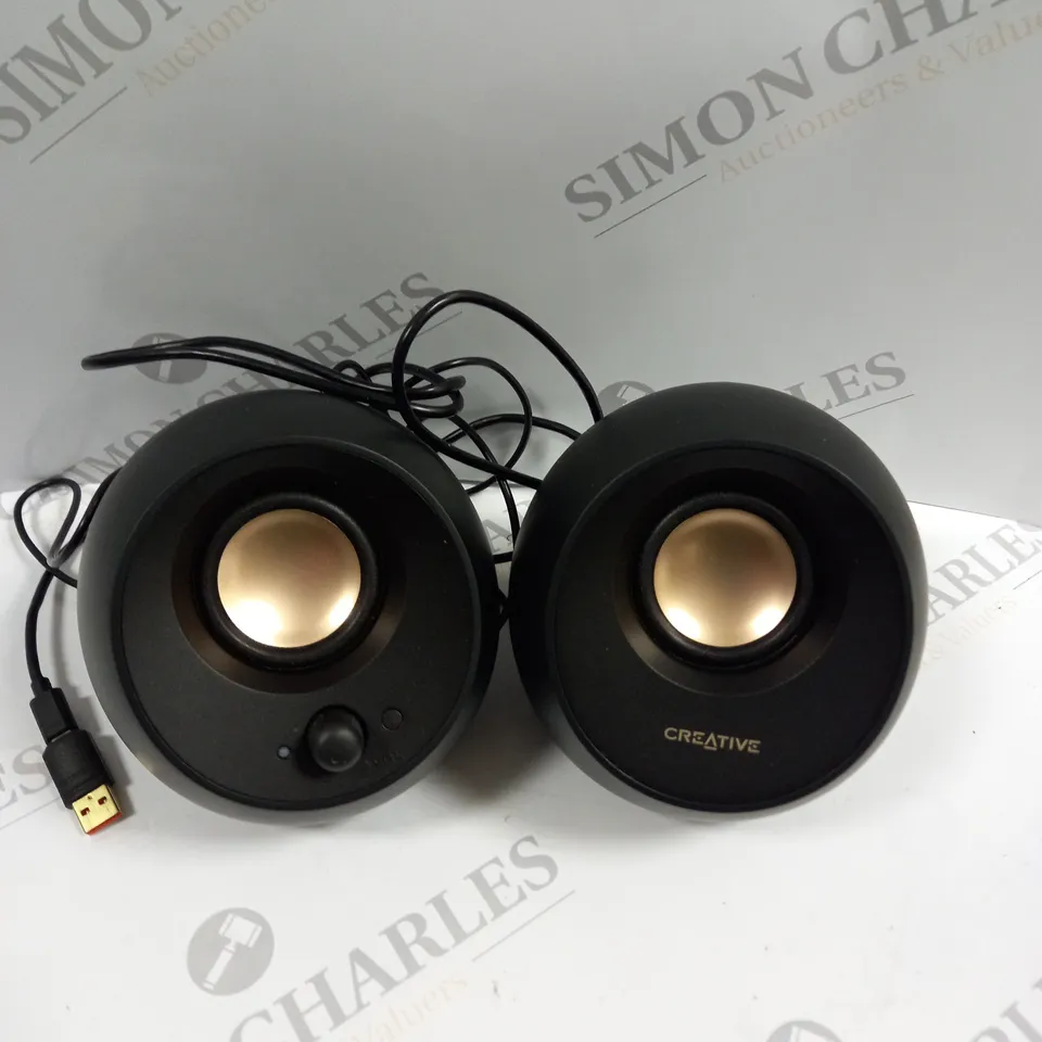 BOXED CREATIVE PEBBLE V3 MINIMALISTIC USB-C SPEAKERS