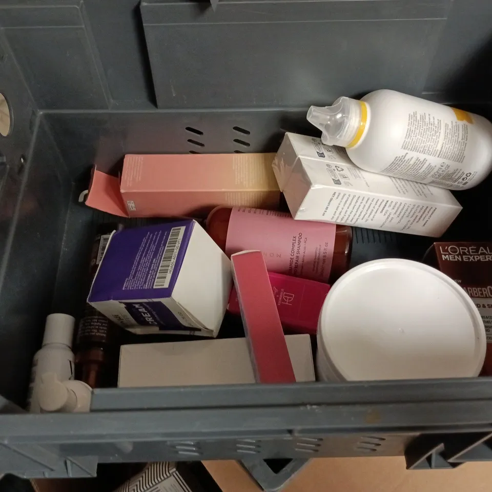 APPROXIMATEY 20 ASSORTED HEALTH AND BEAUTY PRODUCTS TO INCLUDE - VO5 MEGA HOLD GEL SPRAY - DR SQUATCH FORD SOAP BAR AND BOOTS AQUEOUS CREAM