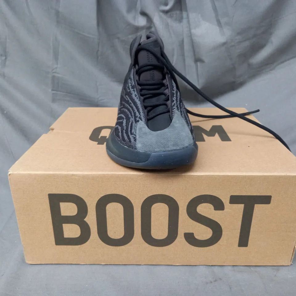 BOXED PAIR OF ADIDAS YEEZY SHOES IN ONYX UK SIZE 9