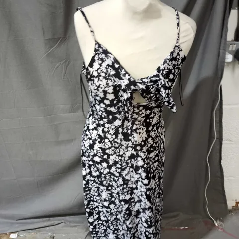 WOMEN'S BLACK & WHITE FLORAL MAXI DRESS WITH TIE-FRONT QED LONDON