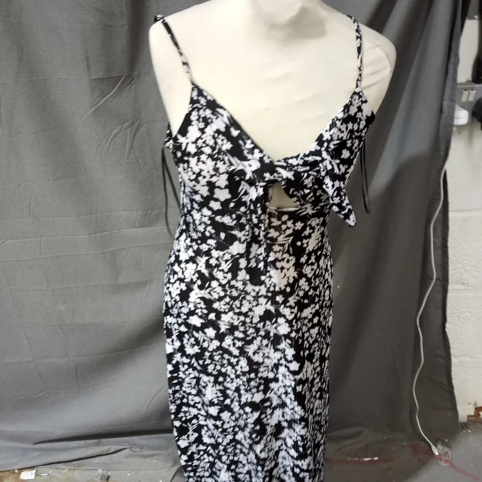 WOMEN'S BLACK & WHITE FLORAL MAXI DRESS WITH TIE-FRONT QED LONDON