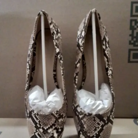 BOX CONTAINING APPROXIMATELY 10 BRAND NEW JD WILLIAMS SNAKE BLOCK HEELS SIZE 7E