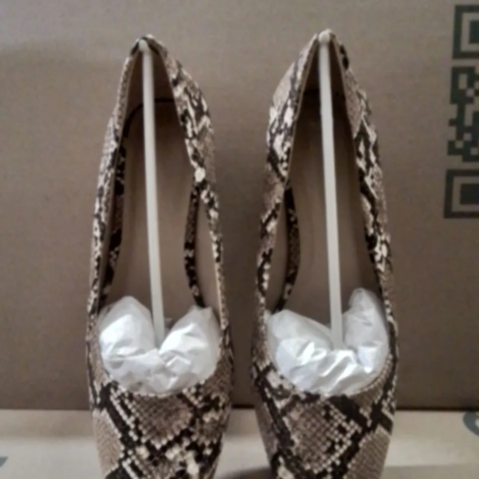 BOX CONTAINING APPROXIMATELY 10 BRAND NEW JD WILLIAMS SNAKE BLOCK HEELS SIZE 7E