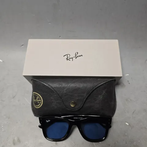 BOXED RAY BAN WAYFARER REVERSE IN BLACK & BLUE LIGHT 