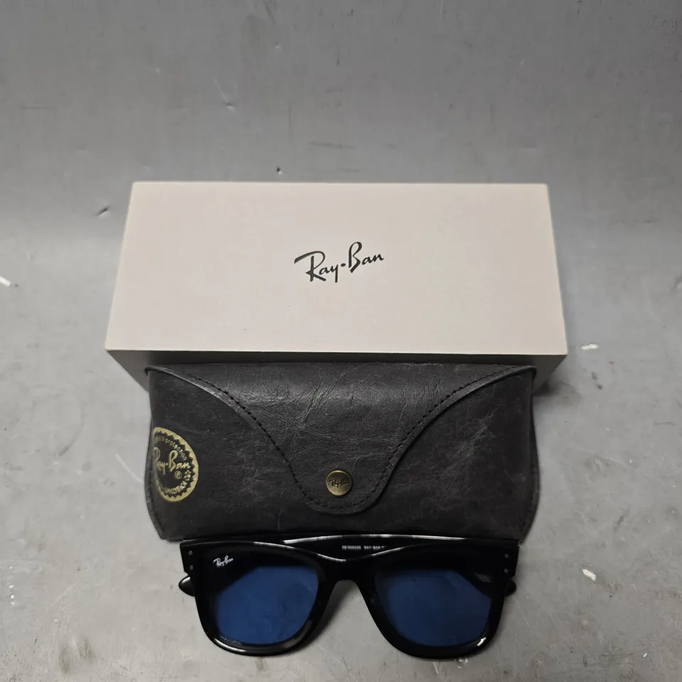 BOXED RAY BAN WAYFARER REVERSE IN BLACK & BLUE LIGHT 