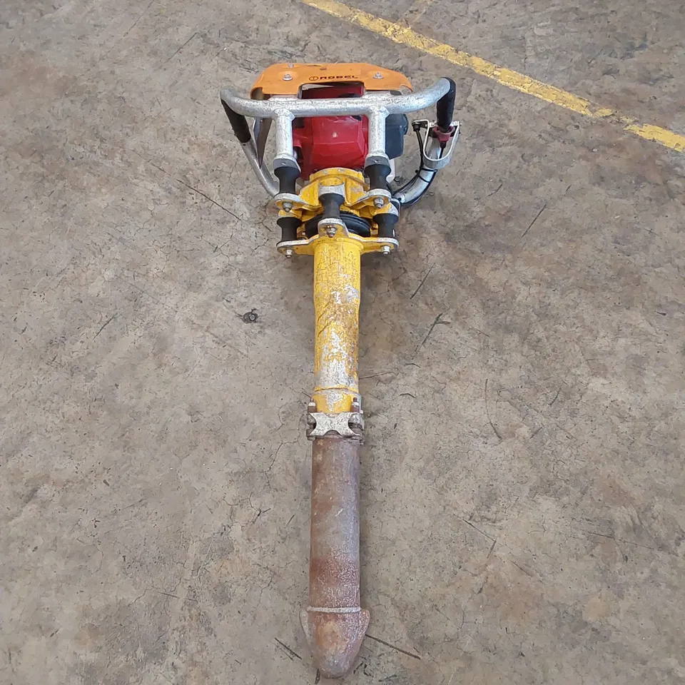 ROBEL 62.05 2 STROKE VERTICAL TAMPER - RAILWAY MAINTENANCE TOOL