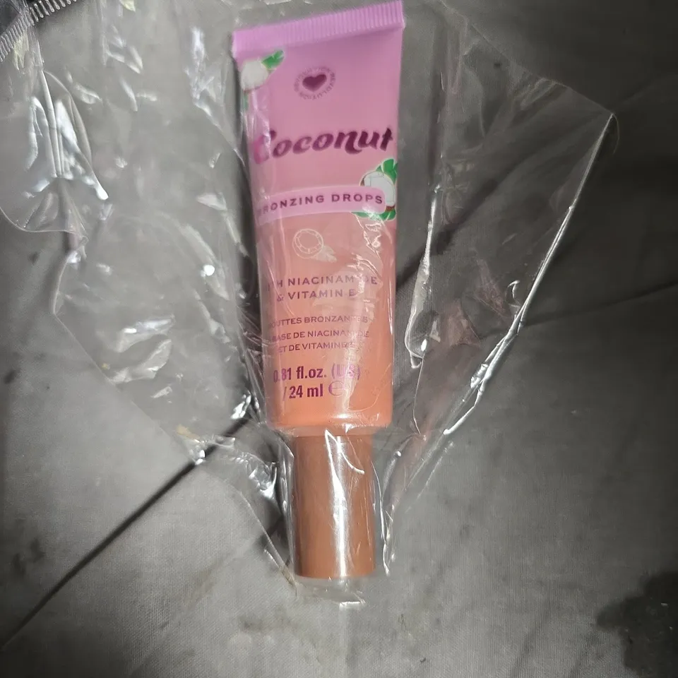 APPROXIMATELY 20 ASSORTED HEALTH AND BEAUTY PRODUCTS INCLUDING SOAP & GLORY BODY WASH , BRONZING DROPS AND MAKE UP BRUSH 