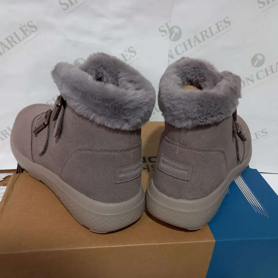 BOXED PAIR OF SKECHERS TAUPE WINTER BOOT  - SIZE 7