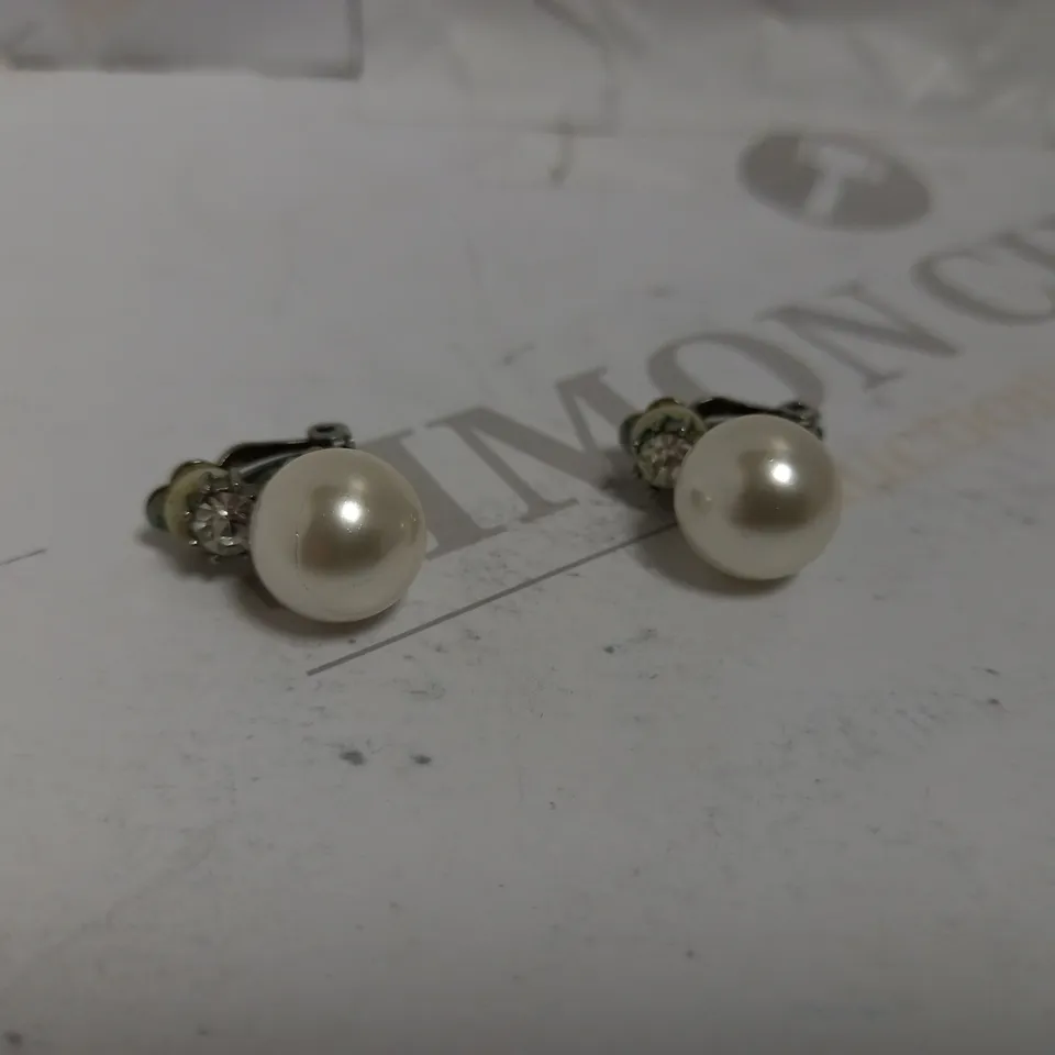 BOXED PEARL EFFECT NECKLACE AND EARRING SET