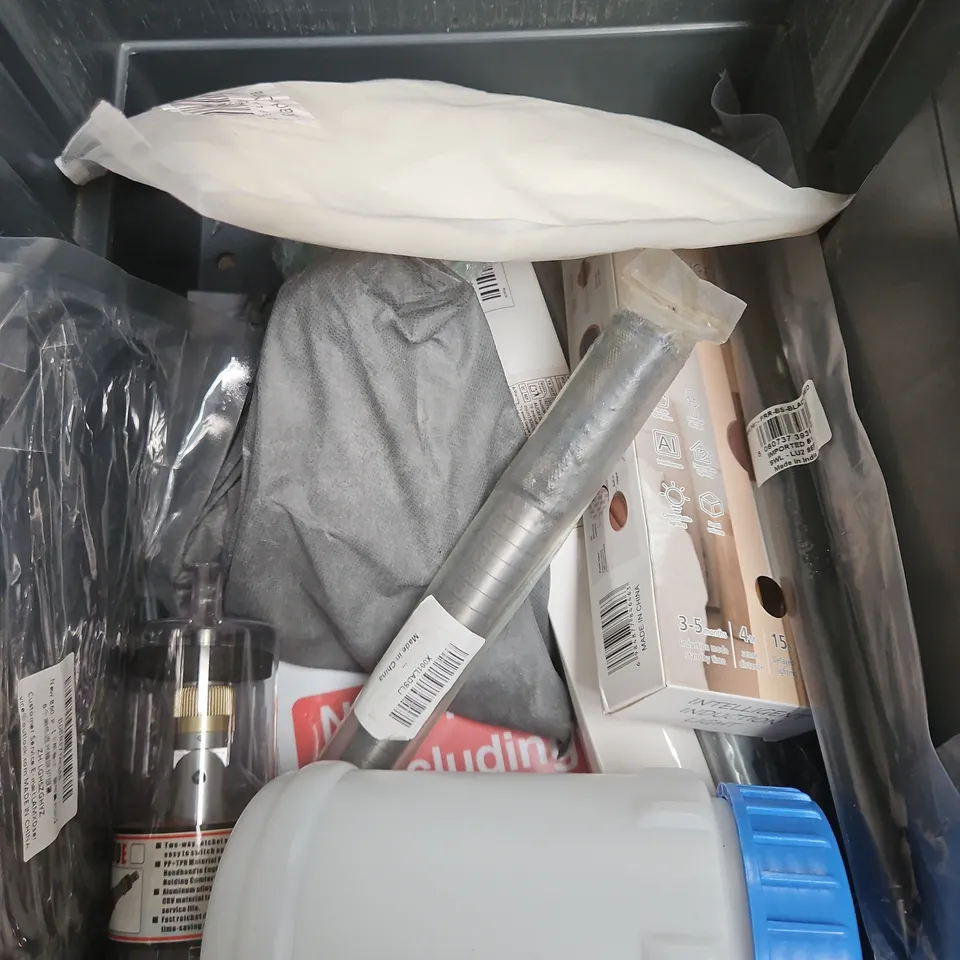 APPROXIMATELY 15 ASSORTED HOUSEHOLD ITEMS TO INCLUDE DRINKS CONTAINER, ANTI BARKING DEVICE, INDUCTION LIGHT ETC 