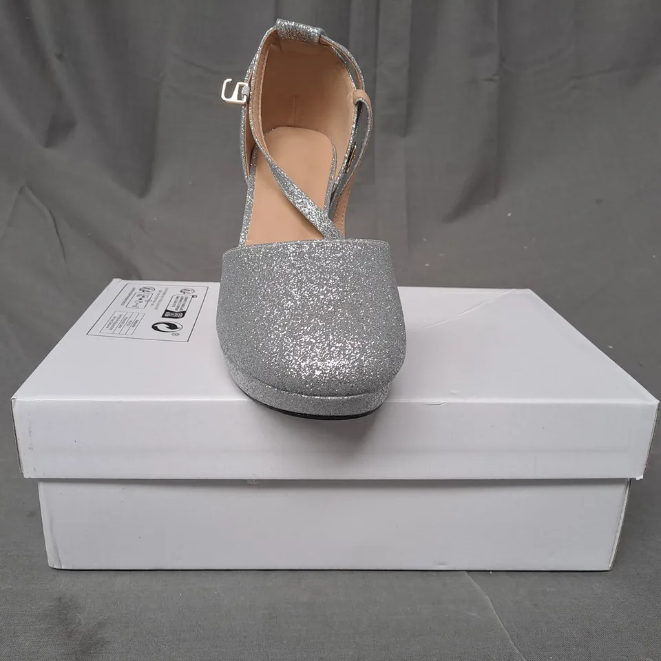 BOXED PAIR OF DESIGNER CLOSED TOE HIGH BLOCK HEEL SHOES IN SILVER W. GLITTER EFFECT EU SIZE 40