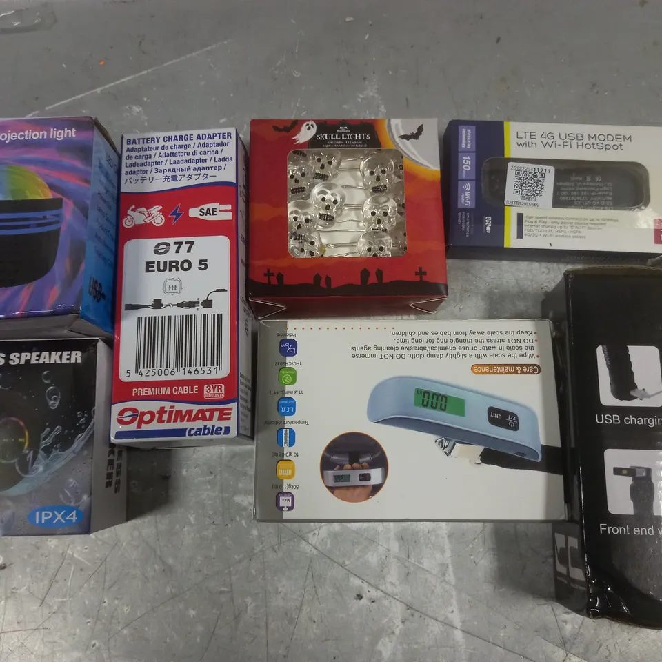 LOT OF 8 ASSORTED ITEMS TO INCLUDE SKULL LIGHTS, WIRELESS SPEAKER AND TORCH