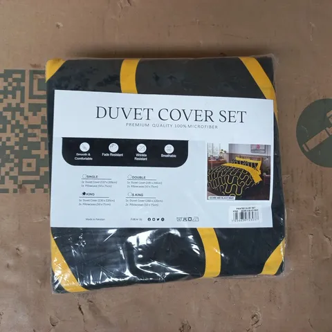 UNBRANDED PRINTED DUVET COVER SET IN OCHRE/BLACK WAVE - KING SIZE