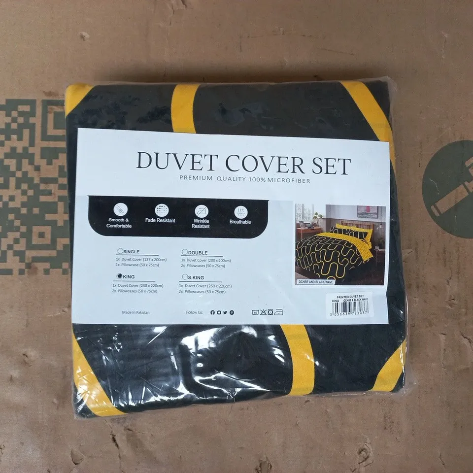 UNBRANDED PRINTED DUVET COVER SET IN OCHRE/BLACK WAVE - KING SIZE