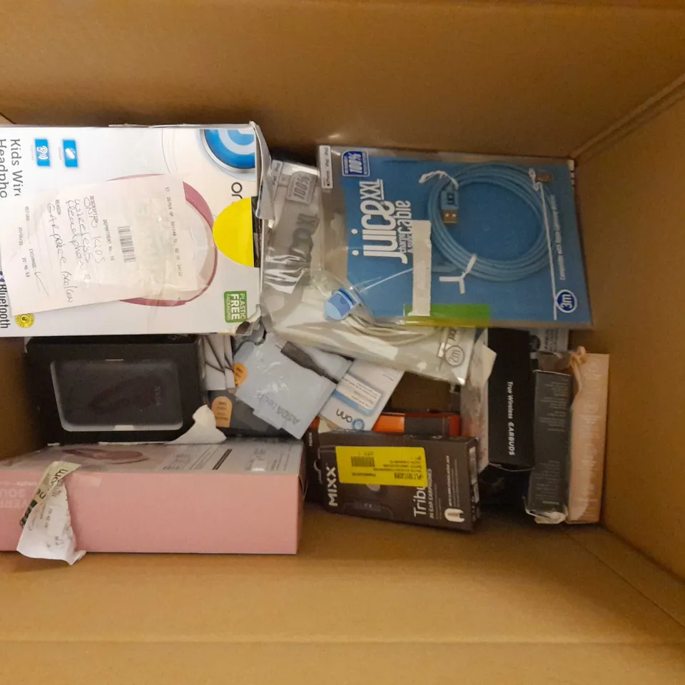 LOT OF APROX 25 ASSORTED ITEMS-EARPHONES-USB CABLES-HEADPHONES