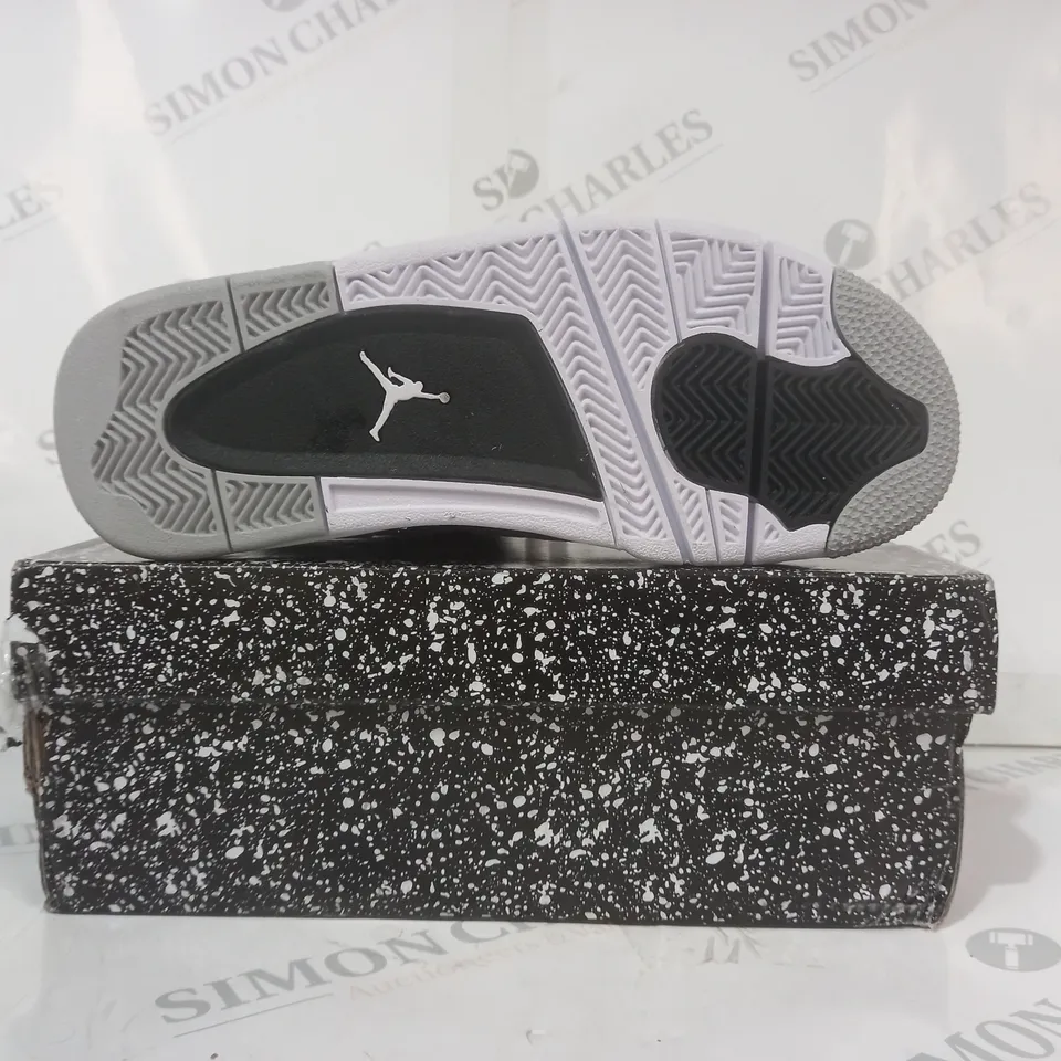 BOXED PAIR OF NIKE AIR JORDAN SHOES IN WHITE/BLACK UK SIZE 4.5