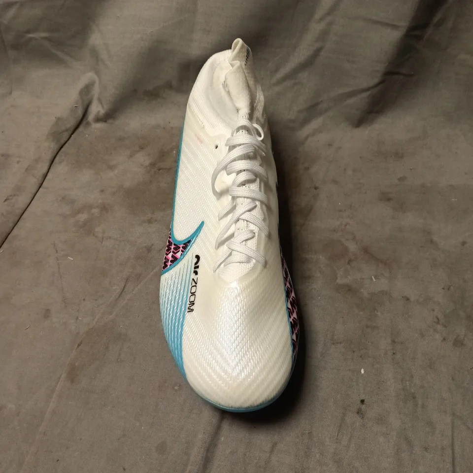 NIKE FLYKNIT AIR ZOOM FOOTBALL BOOTS - WHITE WITH TURQUOISE SOLE AND PINK ACCENTS SIZE UK 10