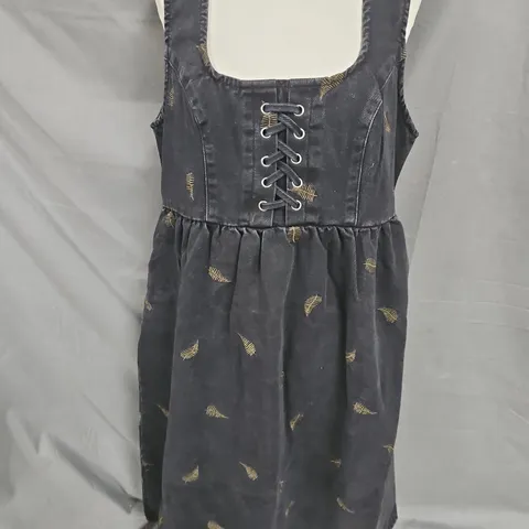 DISTURBIA OSMUNDA FERN EMBROIDERED LACE UP MIDI PINAFORE DRESS IN BLACK SIZE 18