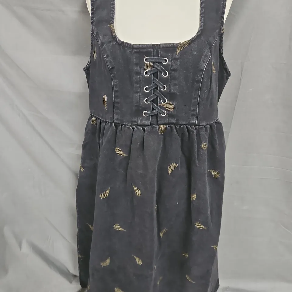DISTURBIA OSMUNDA FERN EMBROIDERED LACE UP MIDI PINAFORE DRESS IN BLACK SIZE 18