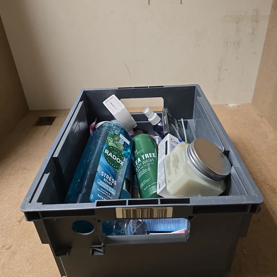 TOTE OF APPROXIMATELY 20 ASSORTED COSMETIC ITEMS TO INCLUDE RADOX, TEA TREE BODY WASH, CERA VE FACIAL LOTION, JAM JARS ORGANIC ,GLAZE, AUSSIE BONZA COLOUR ETC