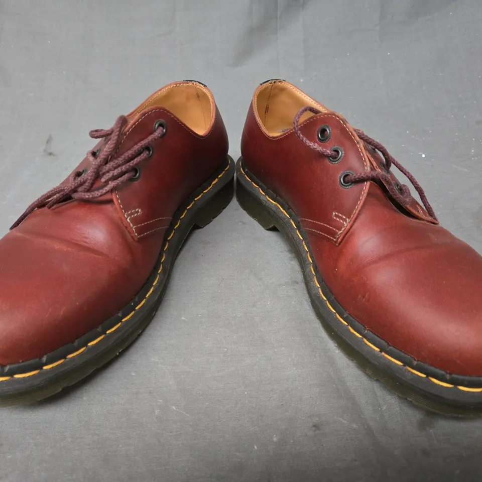 BOXED PAIR OF DR MARTENS SHOES IN RUSTIC BURNT SIENNA UK SIZE 8