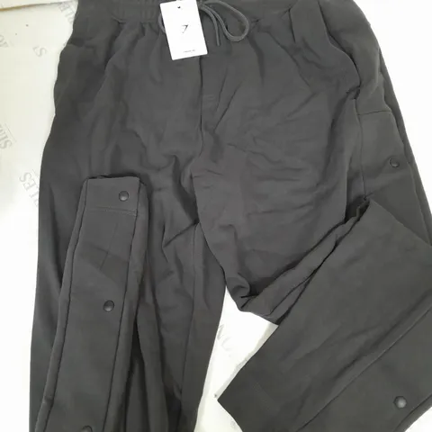 GYMSHARK REST DAY ESSENTIALS SWEAT SNAP PANTS IN ONYX GREY - L