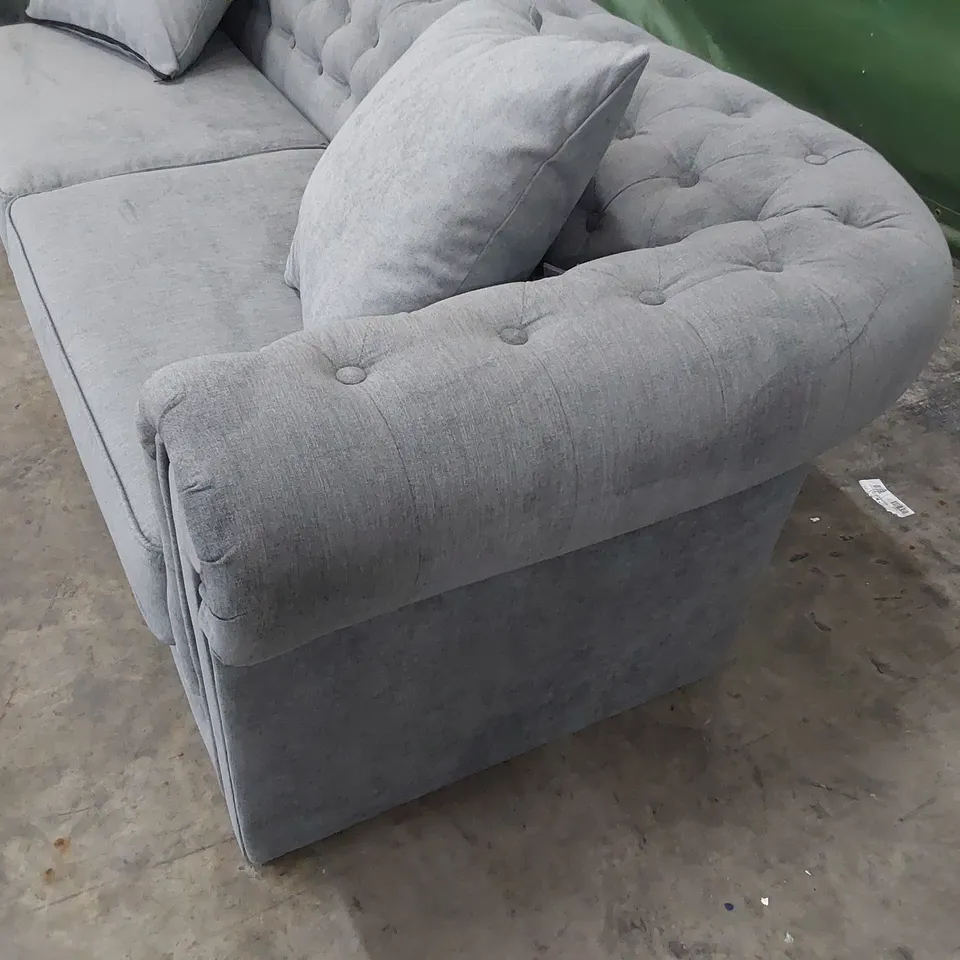 DESIGNER CHESTERFIELD THREE SEATER SOFA GREY FABRIC WITH SCATTER CUSHIONS 