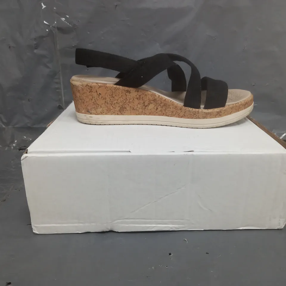BZEES RADIANT WEDGE SANDALS BLACK SIZE 7