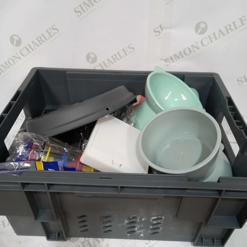 BOX TO CONTAIN APPROX 15 X ASSORTED HOUSEHOLD PRODUCTS, INCLUDES CAT BOWLS, KITCHEN PRODUCTS ETC 