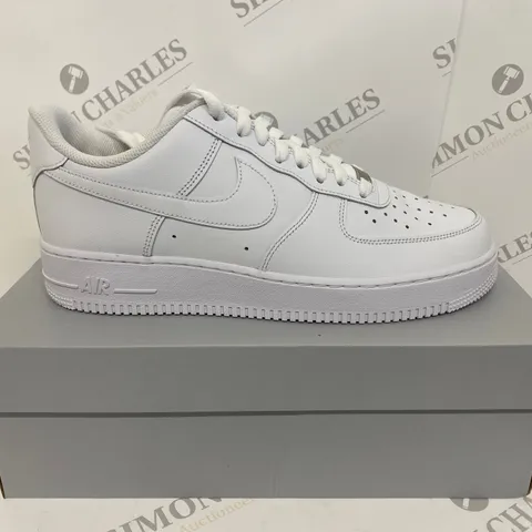 BOXED PAIR OF NIKE AIR FORCE 1 '07 WHITE TRAINERS SIZE 9