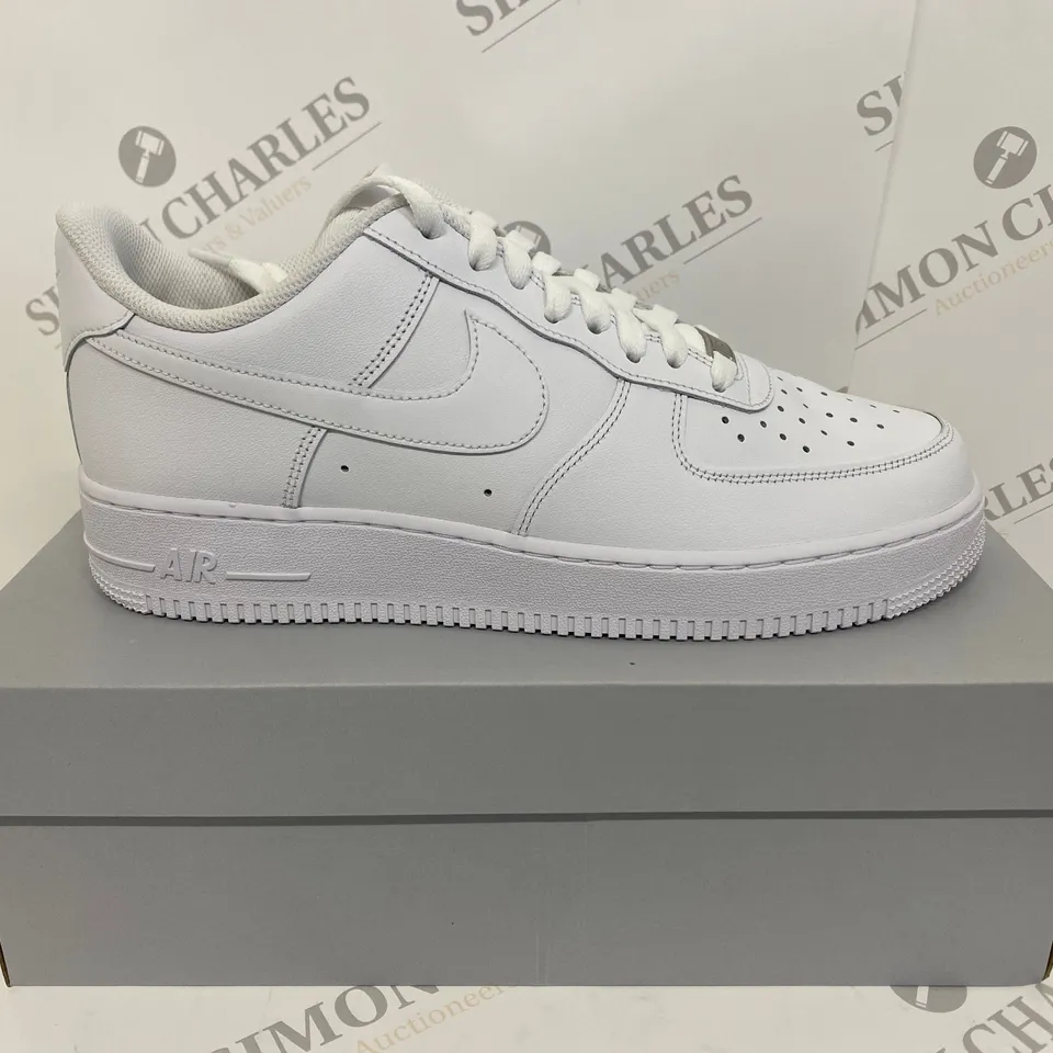 BOXED PAIR OF NIKE AIR FORCE 1 '07 WHITE TRAINERS SIZE 9