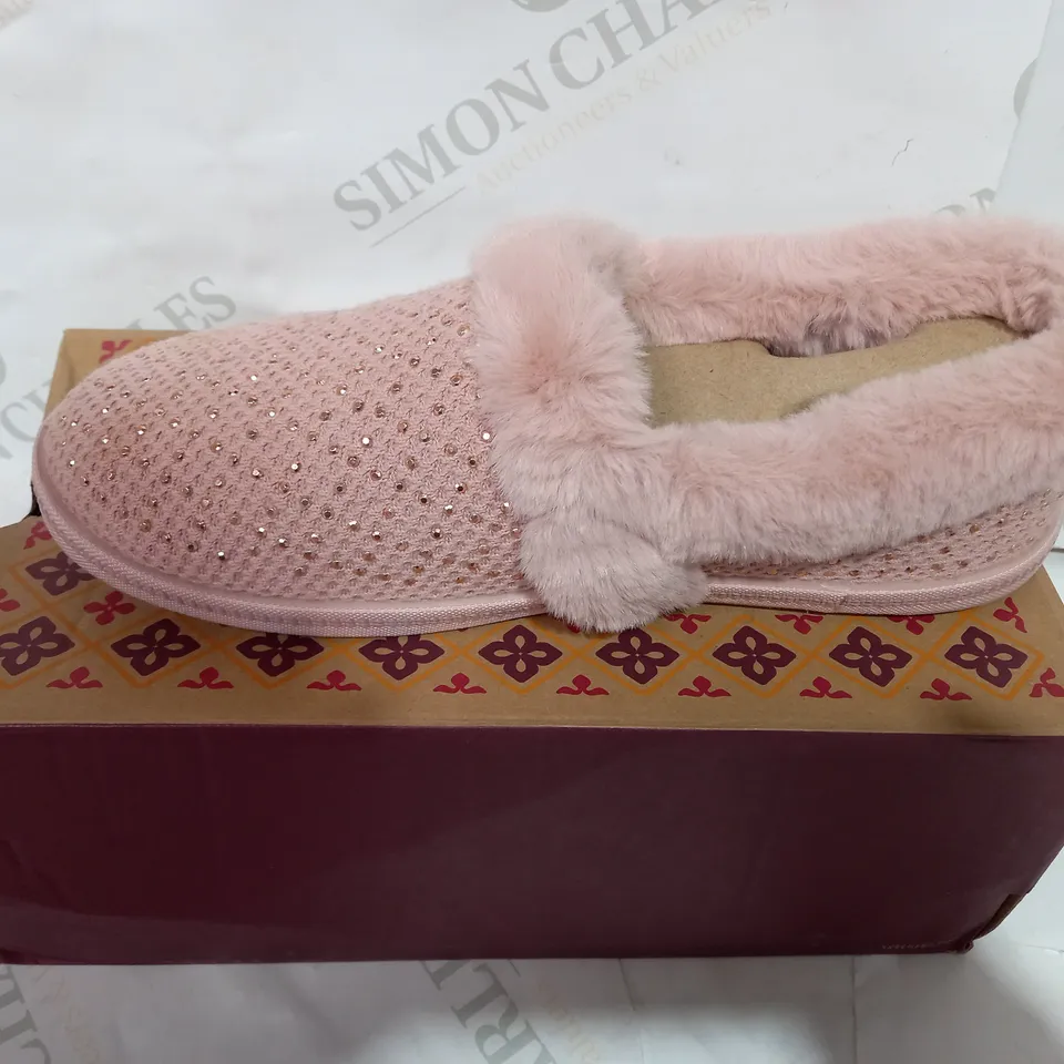 BOXED PAIR OF SKECHERS BLUSH SLIPPERS - SIZE 6