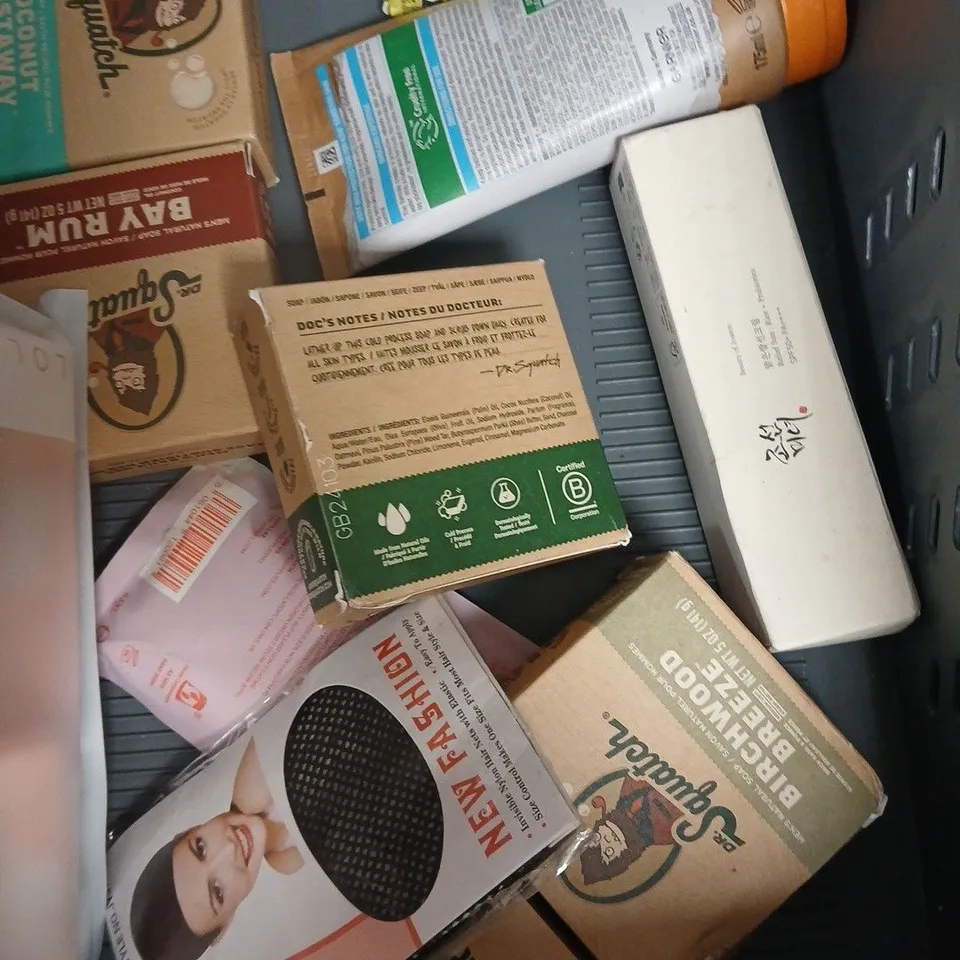 APPROX 12 ASSORTED BEAUTY PRODUCTS TO INCLUDE AUSSIE LEAVE IN SPRAY, SKINCU BODY OIL, DR SQUATCH SOAP BAR, ETC